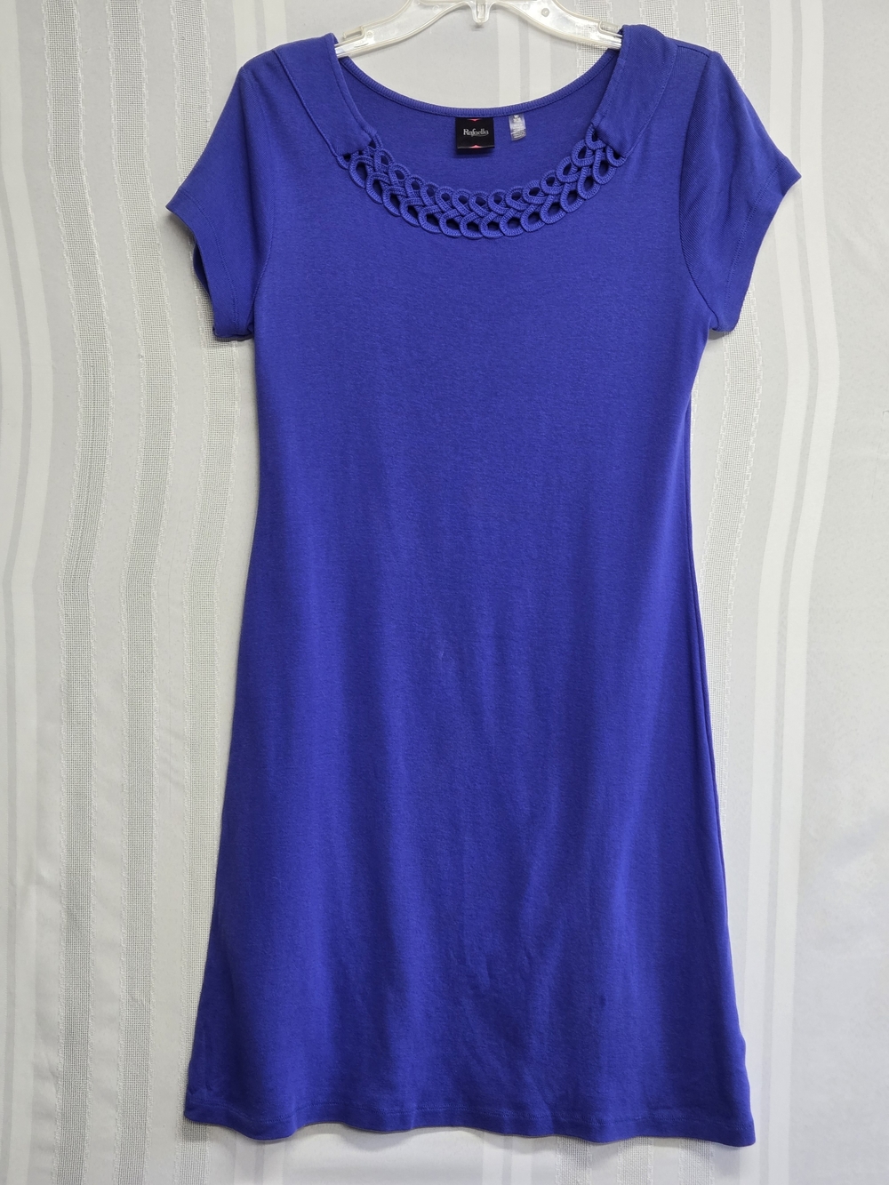 RAFAELLA blue short-sleeve knit With  distinctive rounded Cut Out Neckline SZ M